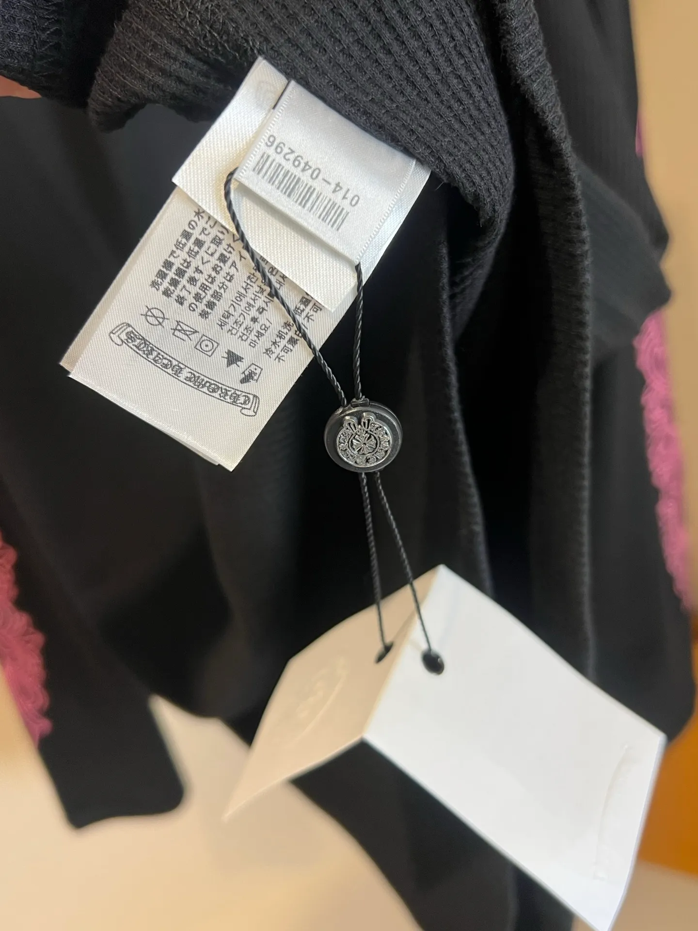 P230 Size: S/M/L single color, same style for men and women Chrome Hearts 22FW Chrome Hearts waffle letter printed long-sleeved T-shirt, the first clues can be seen from the release of Chrome Hearts 25 spring and summer new style📝This year's micro-profile items are definitely the dark horse of the trend The crisp feeling brought by the special nature of waffle fabric coincides with the rising fashion trend in autumn and winter. In addition to layering in autumn and winter, there are already many celebrities/trend bloggers wearing them. Family members with a keen sense of fashion, come and choose! !  ⚠️It is recommended to dry clean or wrap it inside the laundry bag and machine wash it in cold water quickly!